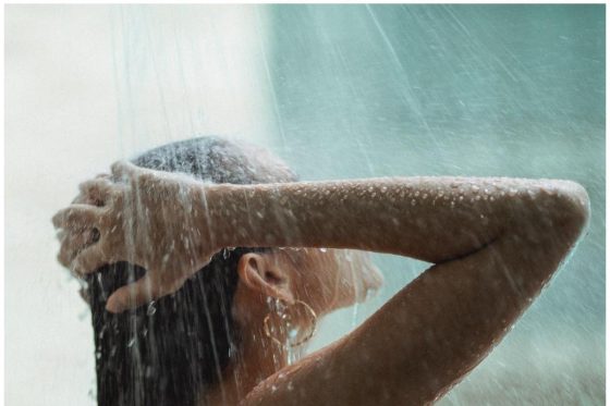 Wellhealthorganic.com:which-is-better-hot-water-or-cold-water-bath